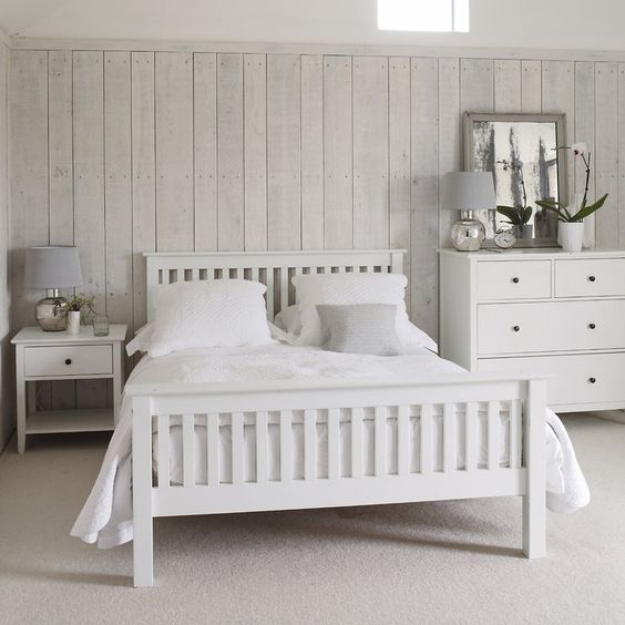 Белая кровать деревянная