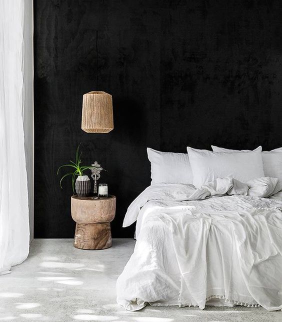 Белая кровать в черной спальне