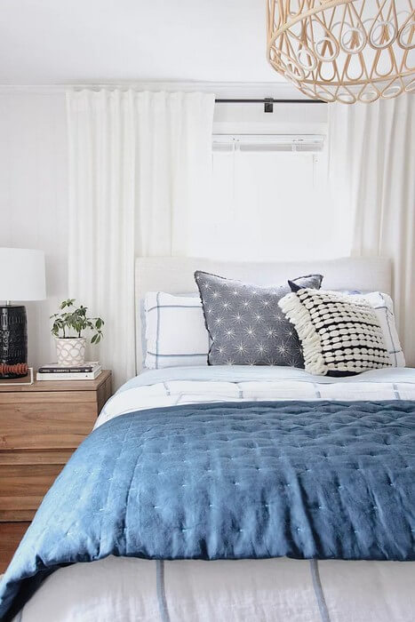 Белая кровать с синим