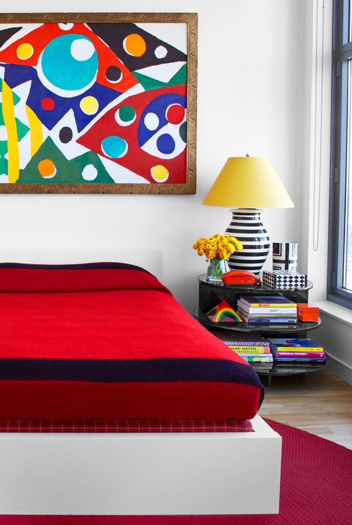 Красивая кровать красная