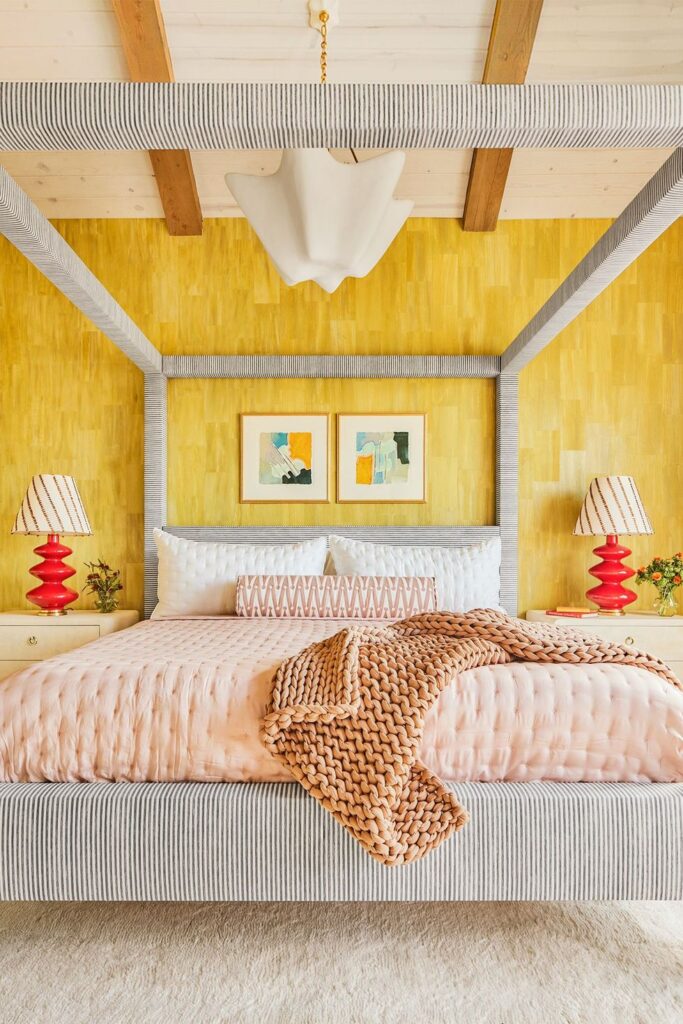Красивая кровать желтая спальня