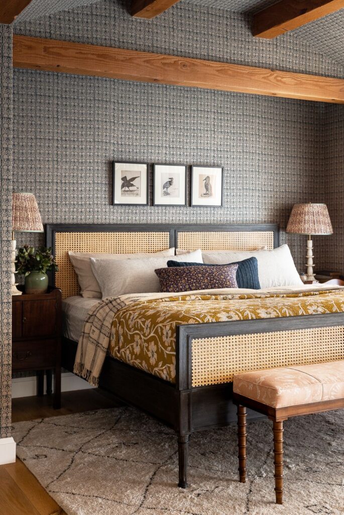 Красивая кровать деревянная