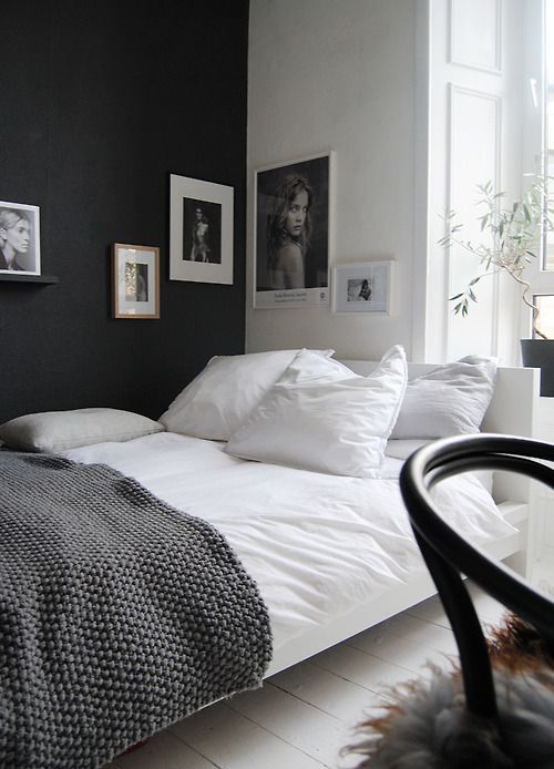 Белая кровать черный фон