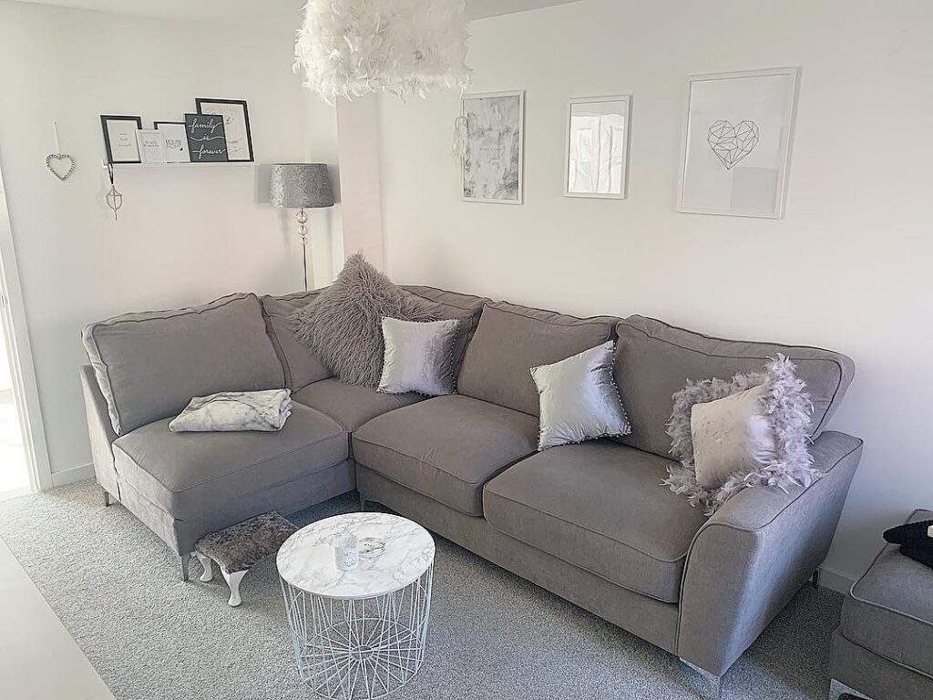 Тренды мебели для гостиной 2023 серый диван