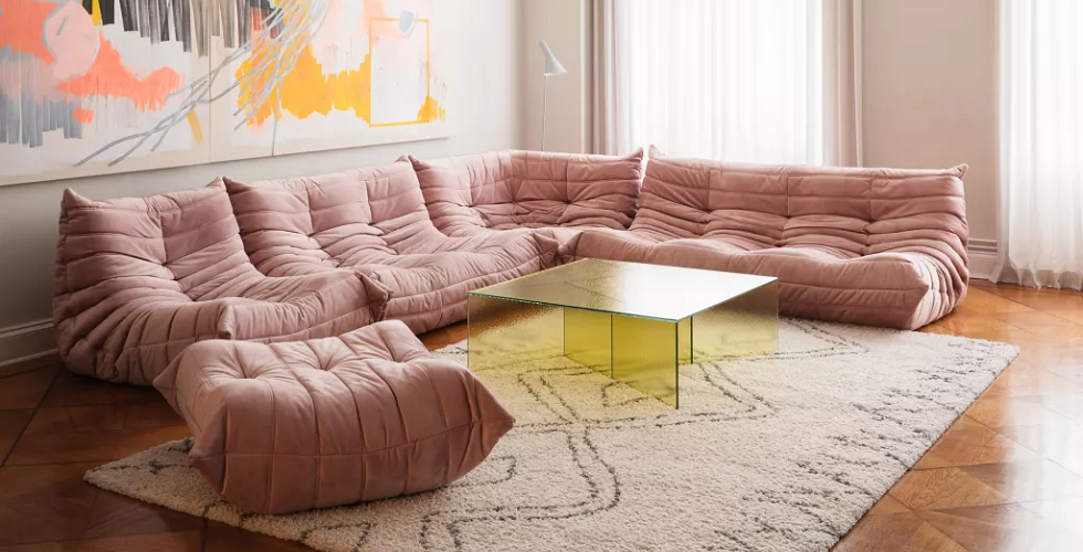 Красивый розовый диван