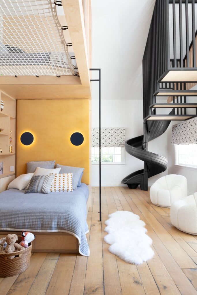 Идеи спальни для мальчиков 2023: оригинальные кровати, стеллажи и цветовые схемы