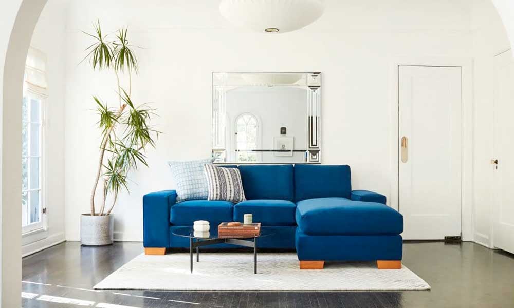 Синий диван в белой гостиной