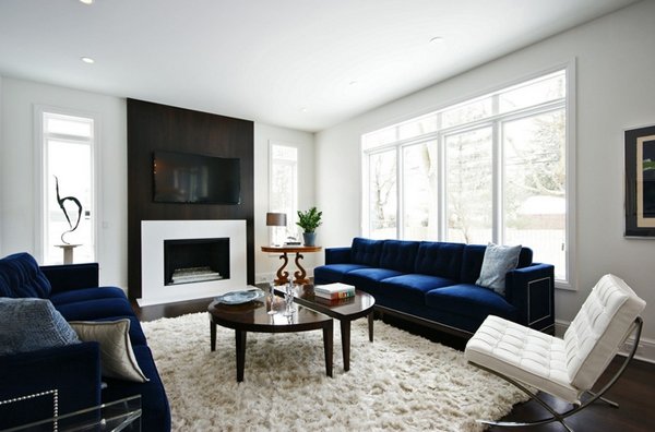 Синий диван стильный в гостиной