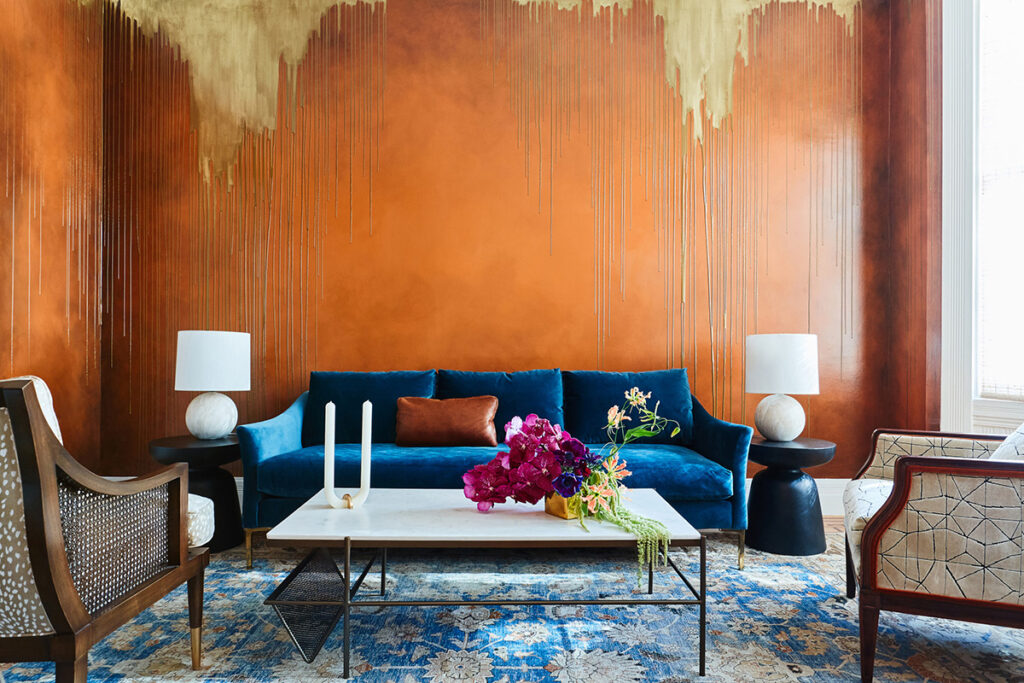 Современная гостиная 2023 синий диван