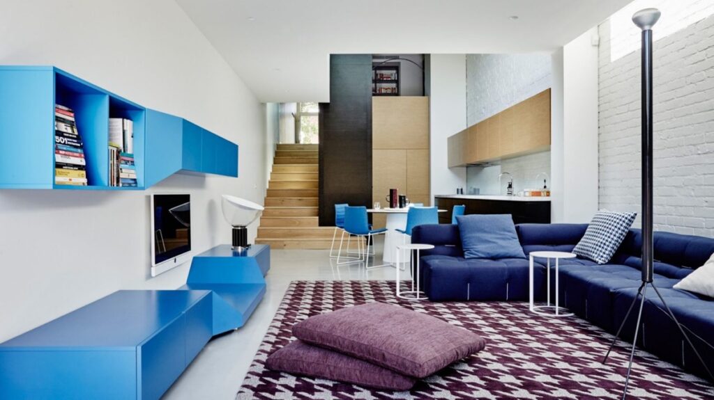 Синий диван угловой в гостиной