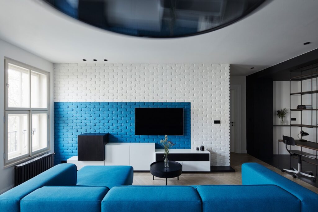 Голубой диван стильный
