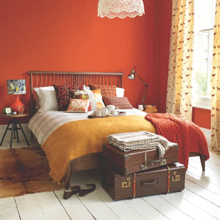 Яркая оранжевая спальня