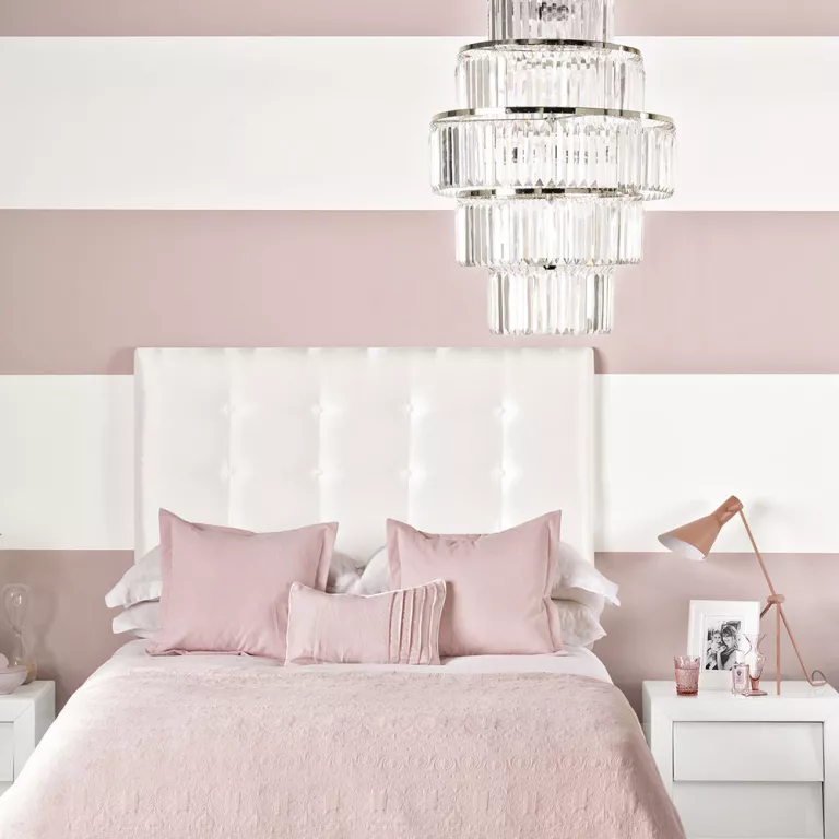 Нейтральная розовая спальня