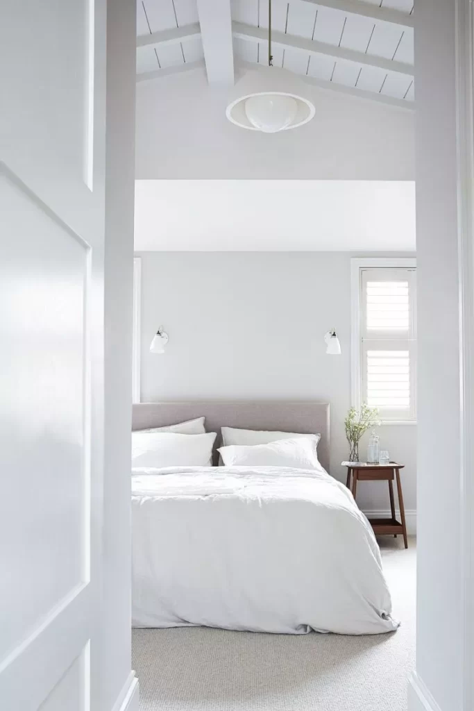 современный дизайн спальни в светлых тонах фото